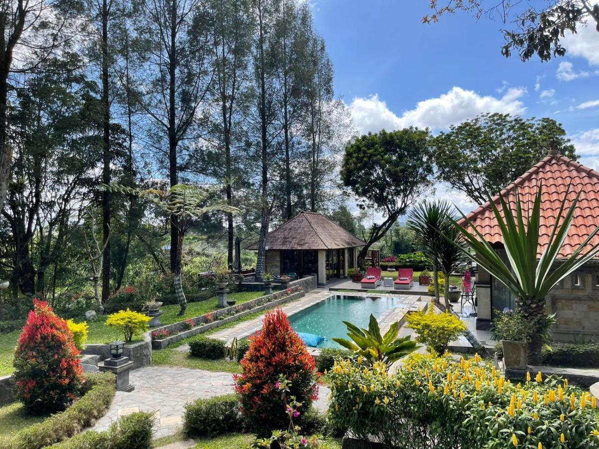 Balinese Villa In Berastagi Kültér fotó