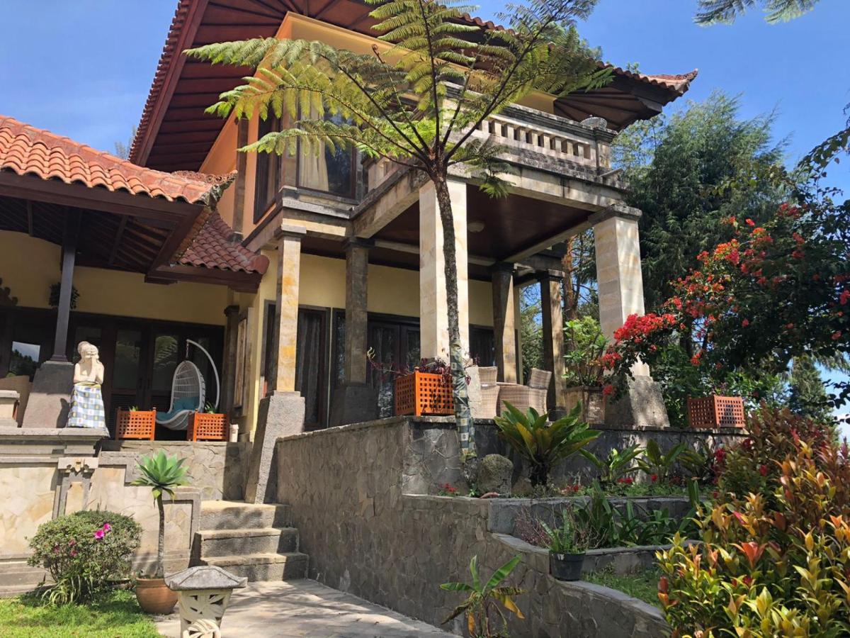 Balinese Villa In Berastagi Kültér fotó