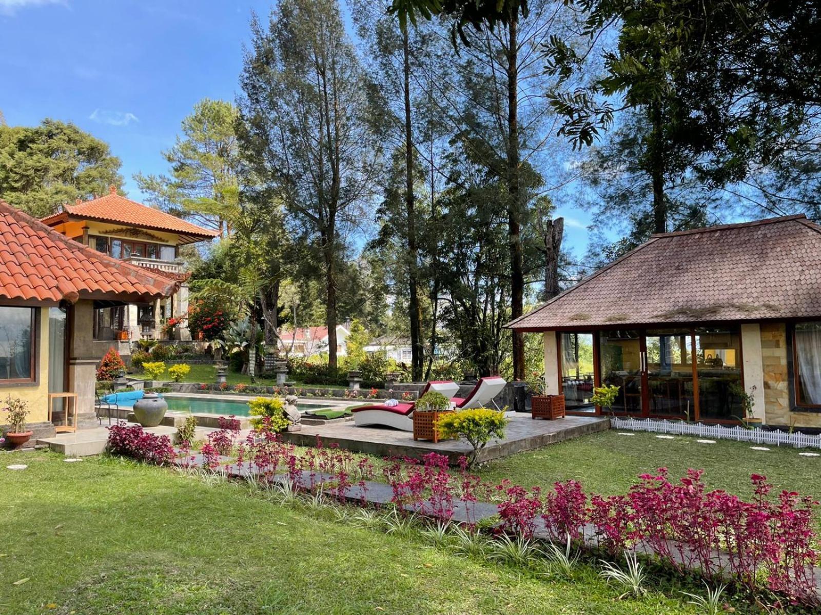 Balinese Villa In Berastagi Kültér fotó